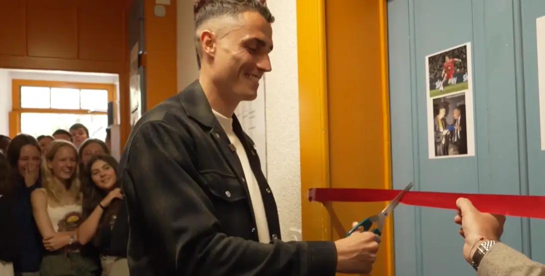 VIDÉO - Vincent Sierro inaugure une salle de classe à son nom avec des enfants