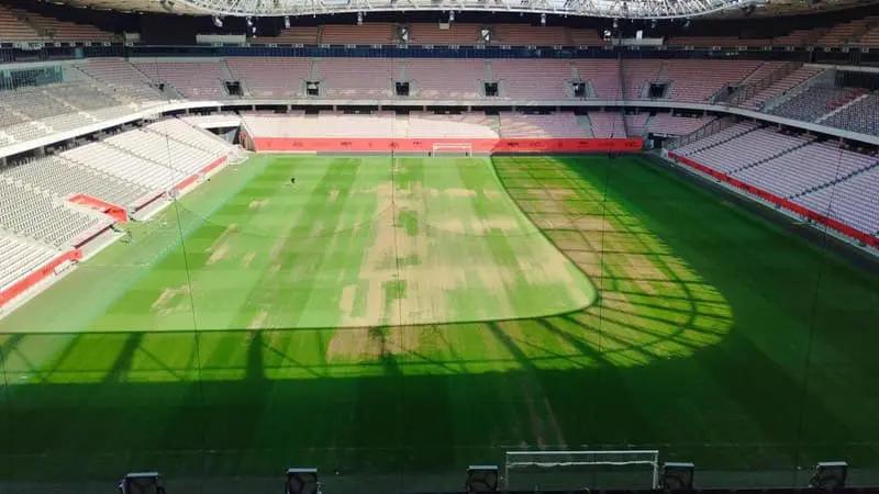 PHOTO - L'état catastrophique de la pelouse avant OGC Nice - TFC