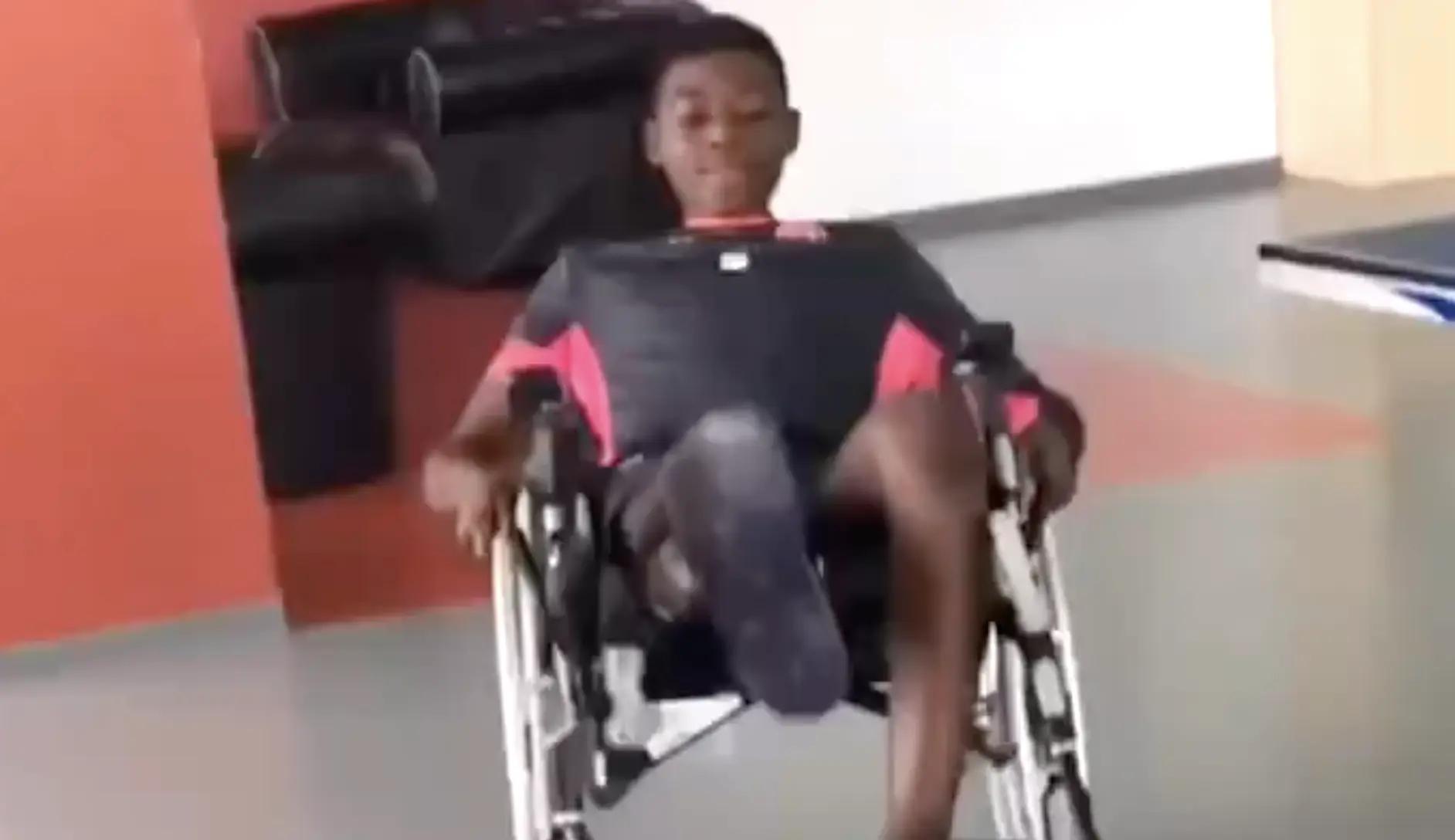 D’un fauteuil roulant aux Bleus, le TFC félicite Manu Koné