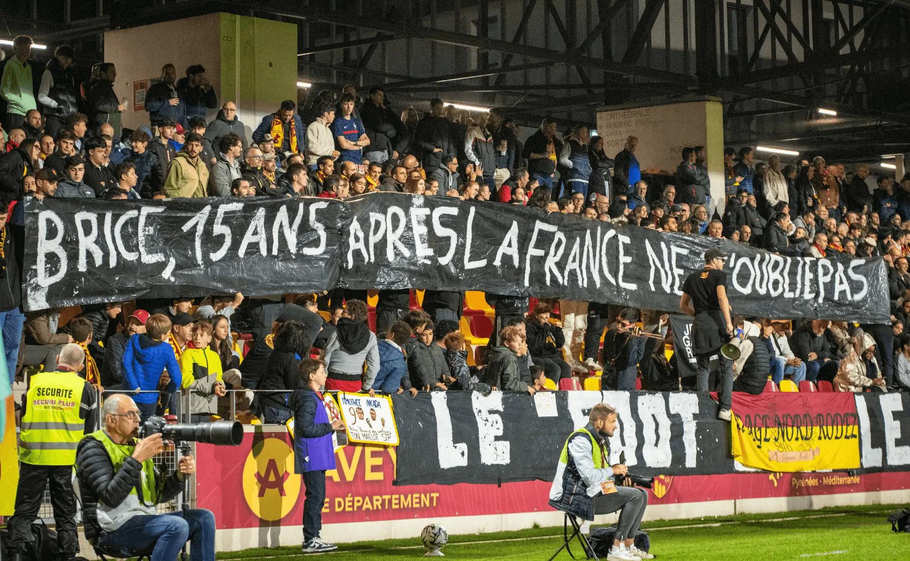 PHOTO - “La France ne t’oublie pas”, l’hommage des supporters de Rodez à Brice Taton