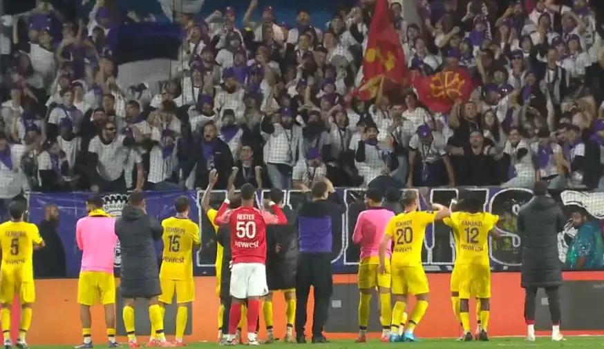 VIDÉOS - Devant le parcage et dans le vestiaire, voici la joie des joueurs du TFC