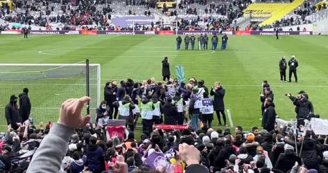 VIDÉO - La joie des joueurs du TFC après la victoire contre le Paris FC avec Diakité au micro devant le kop