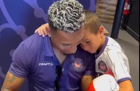 VIDÉO - Grande émotion quand un jeune supporter rencontre Rafael Ratao